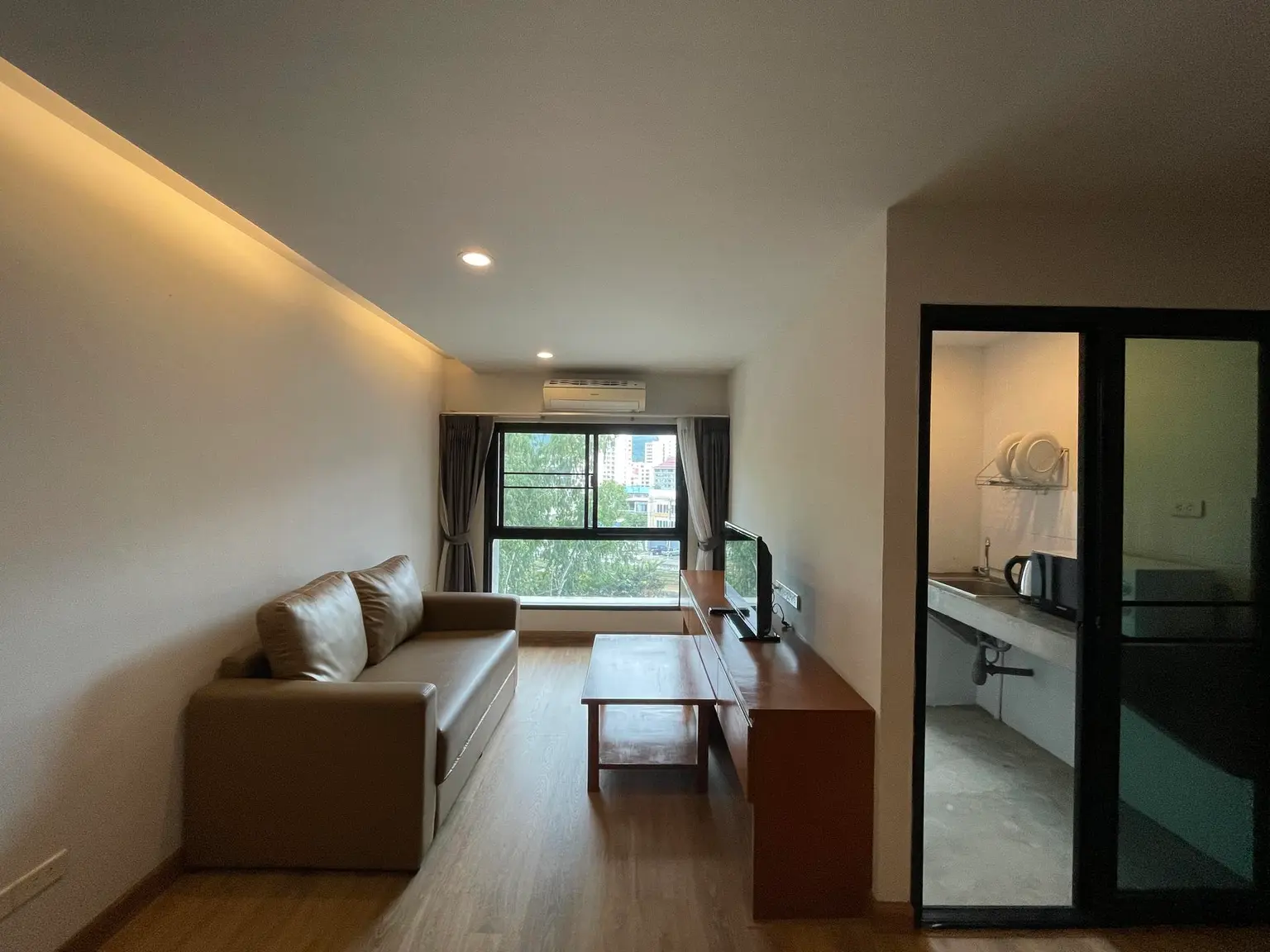 치앙마이 차 없이 머물기 좋은·워케이션 콘도 원룸·최대 2인 도이수텝이 보이는 Kanith Place 디럭스룸 대표 사진