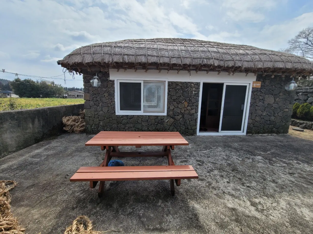 Seogwipo Pyoseon Seongeup Folk Village East Gate Thatched House #Outside street #Cooking possible - main image