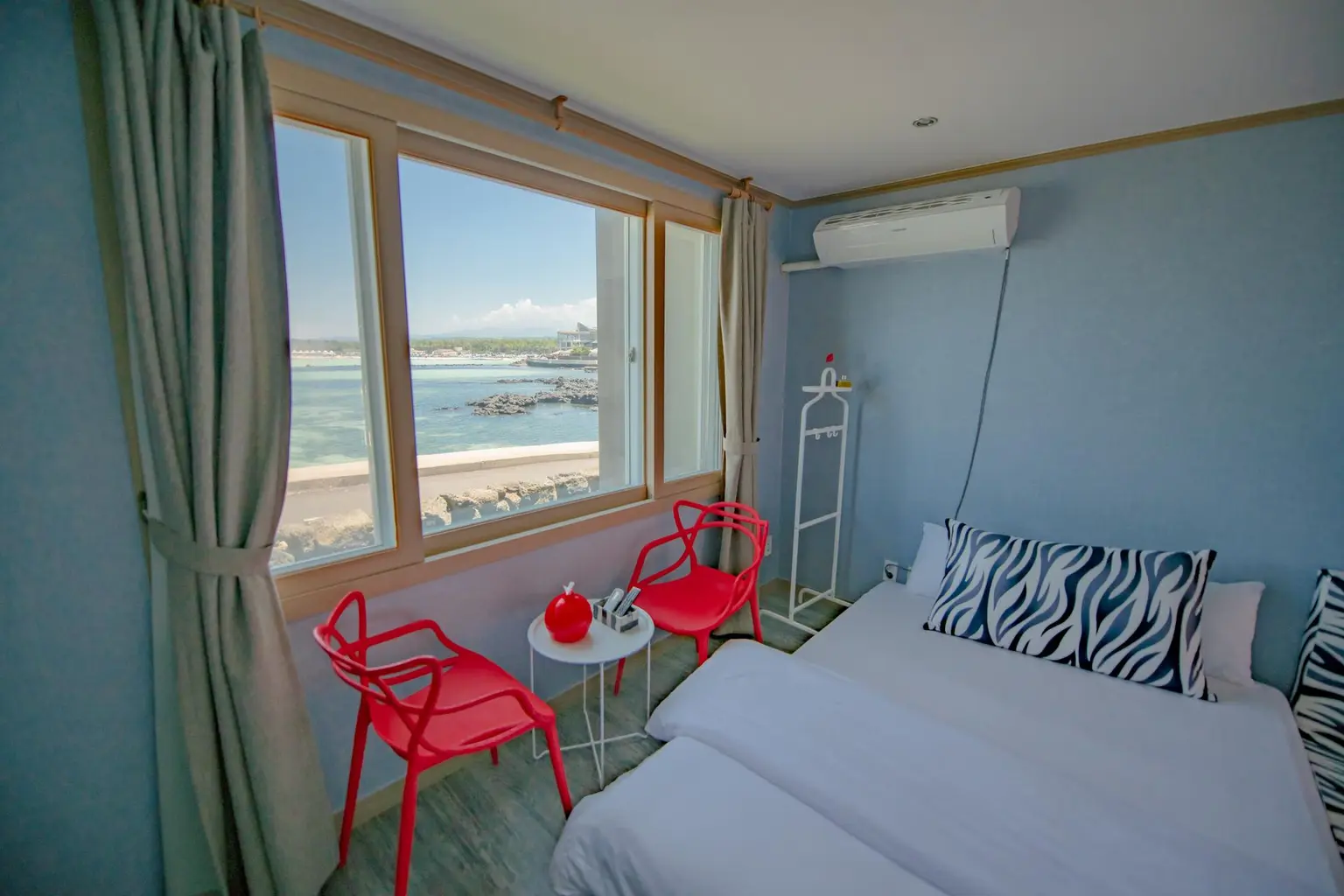 Jeju Hyeopjae Ocean view one-room house with a view of Geumneung sea #Biyangdo sunset #Red room - main image