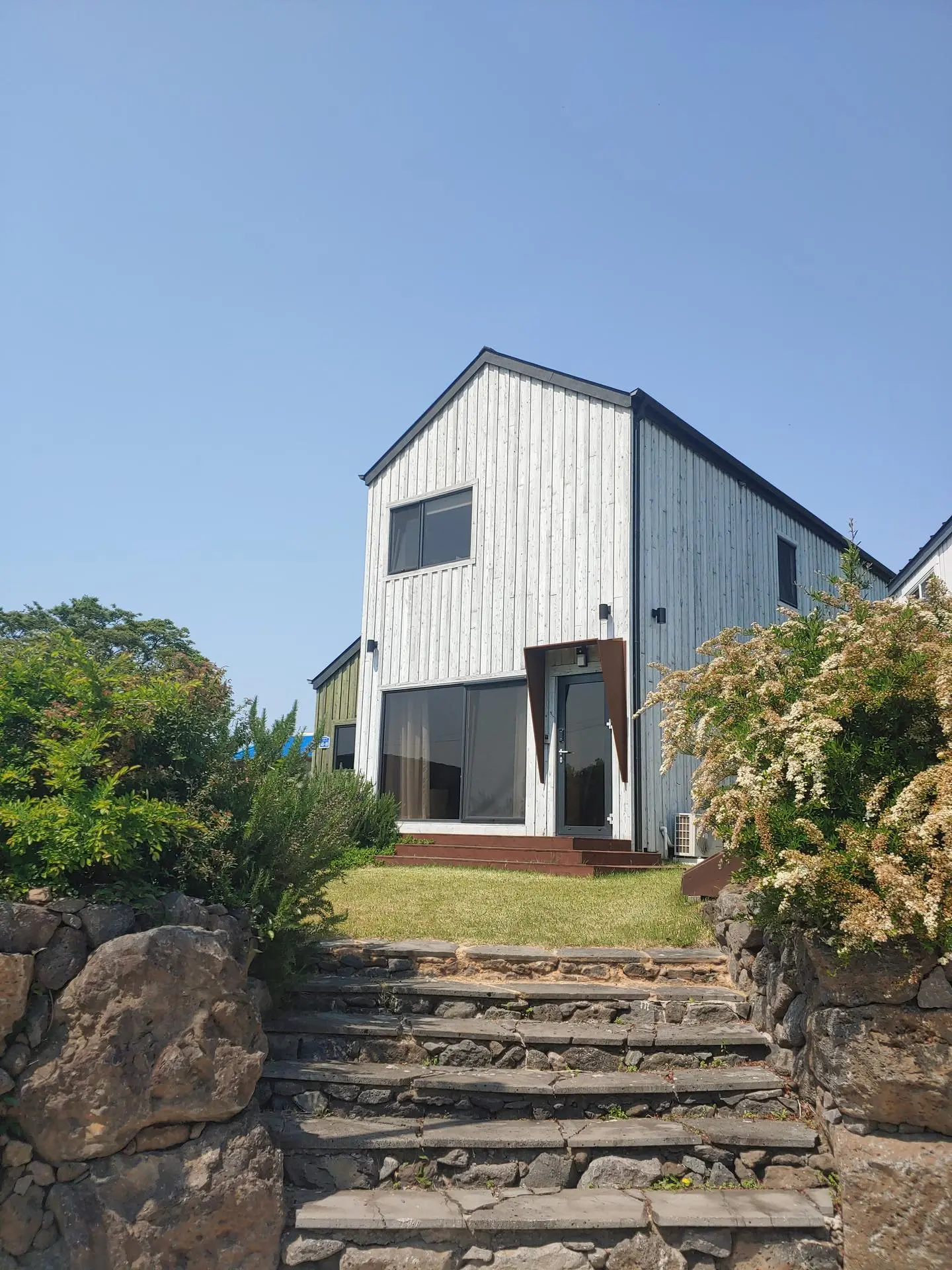 Jeju Aewol A nature-friendly home with a distant ocean view and a focus on people and nature. - main image