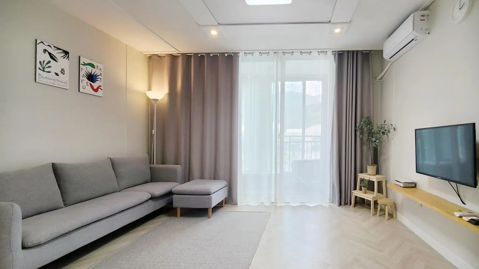 Pyeongchang Phoenix Park 1-minute walk remodeled apartment / 16 pyeong 3rd floor - main image