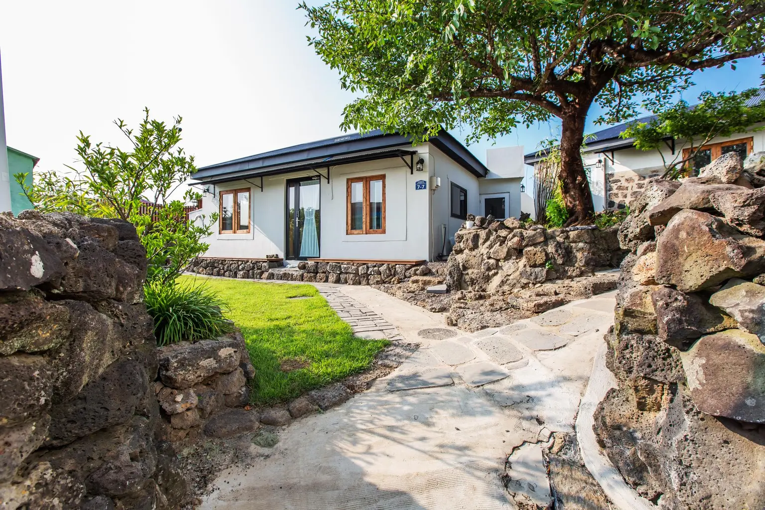 Jeju Jochon Clean and newly built independent two-room house with a yard_Arachae #Jeju Doldam - main image