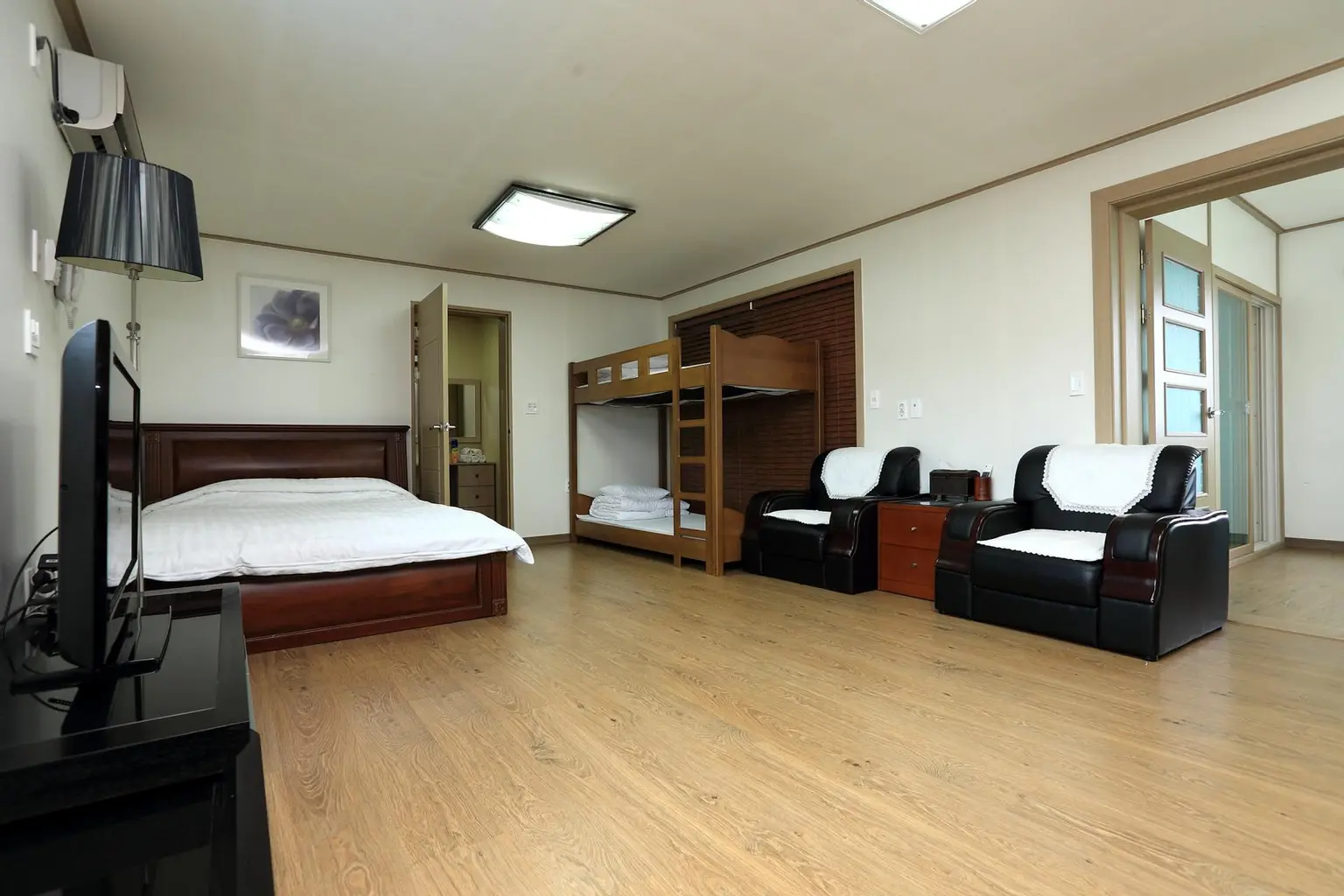  西归浦Oville House海景房2楼单间（家庭房A） - main image