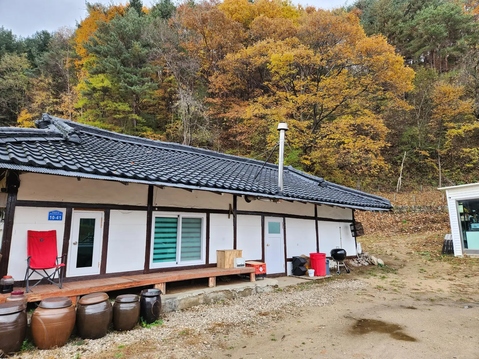 Gangwon Pyeongchang A 70-year-old traditional Korean house in a quiet neighborhood near the city - main image