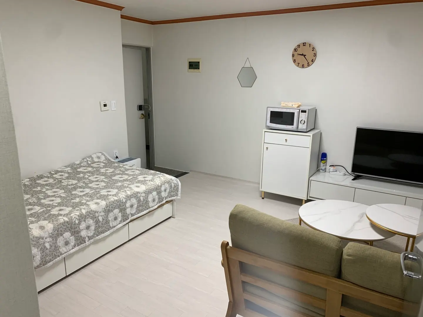 Gyeonggi Ansan 7 minutes walk from Sari Station, Lotte Mart, and Eat Street, ideal for exchange students and long-term business trips - main image