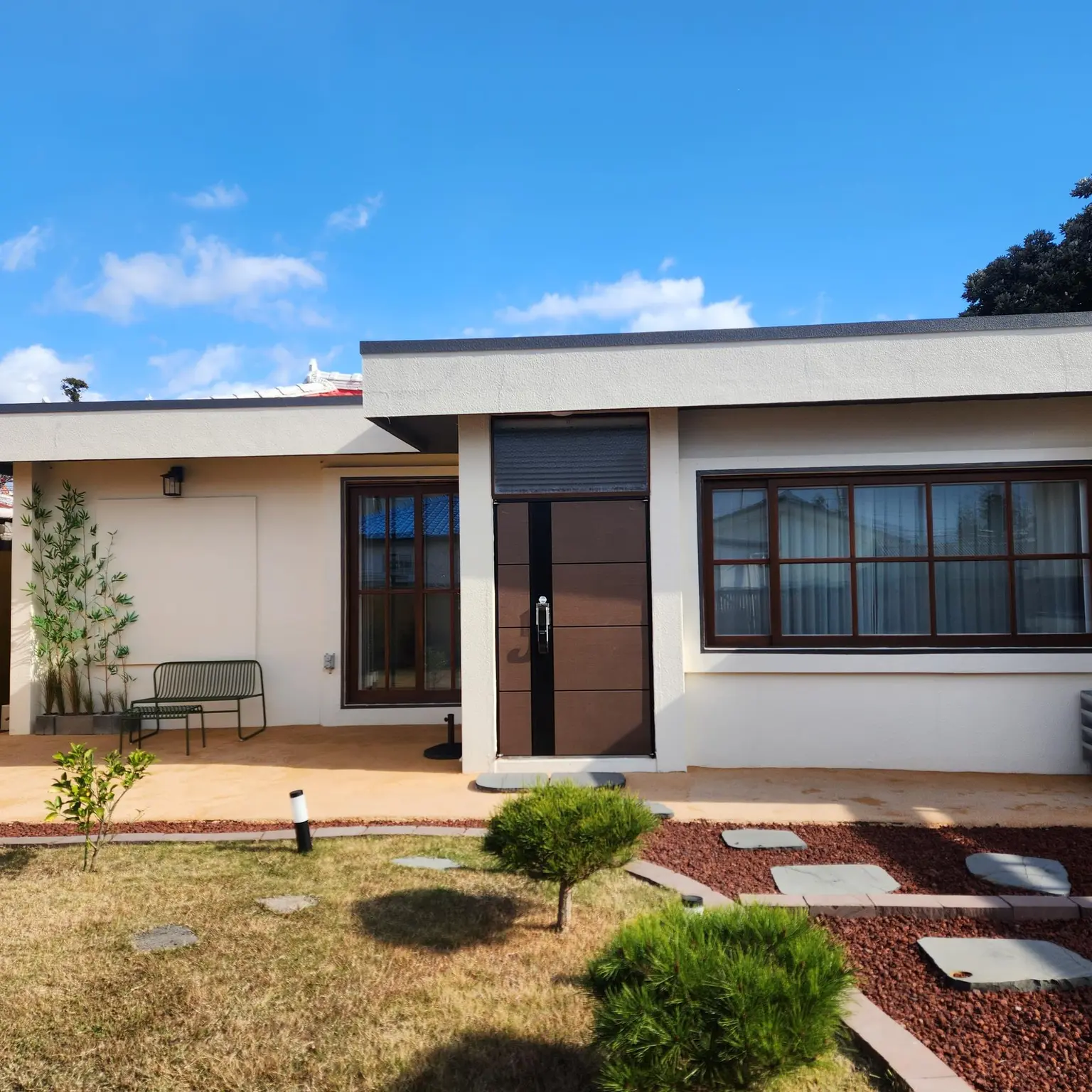 Jeju Seogwipo A detached house with a yard where you can hear the sound of waves at Beophwan Port - main image