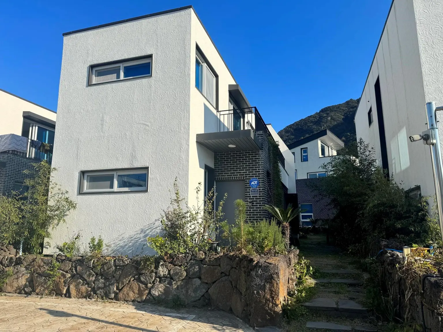 Seogwipo Andeok A townhouse in a unique location right in front of Sanbangsan Mountain. Pets allowed. - main image