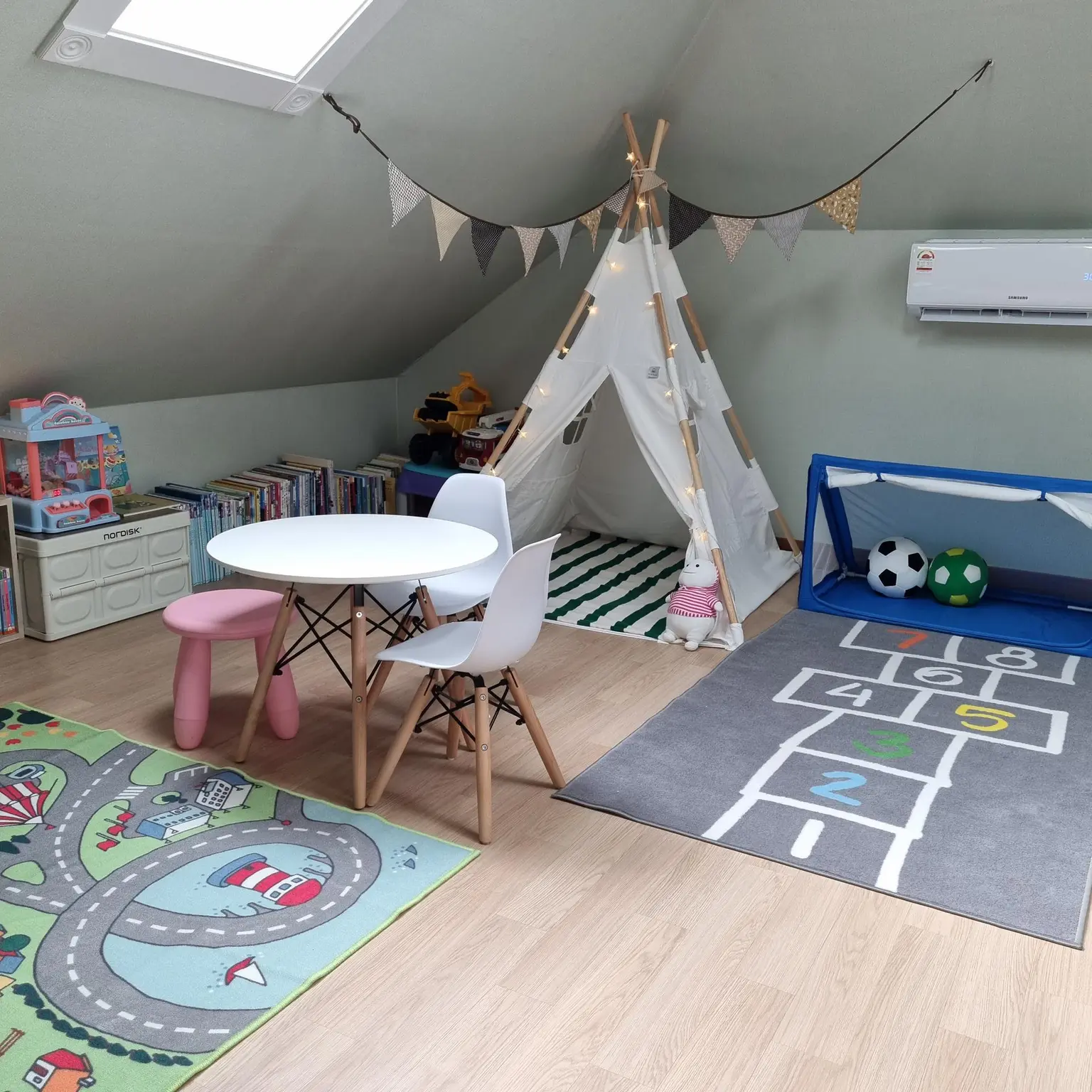 Jeju Hyeopjae A detached townhouse with a large yard and a kids room - main image