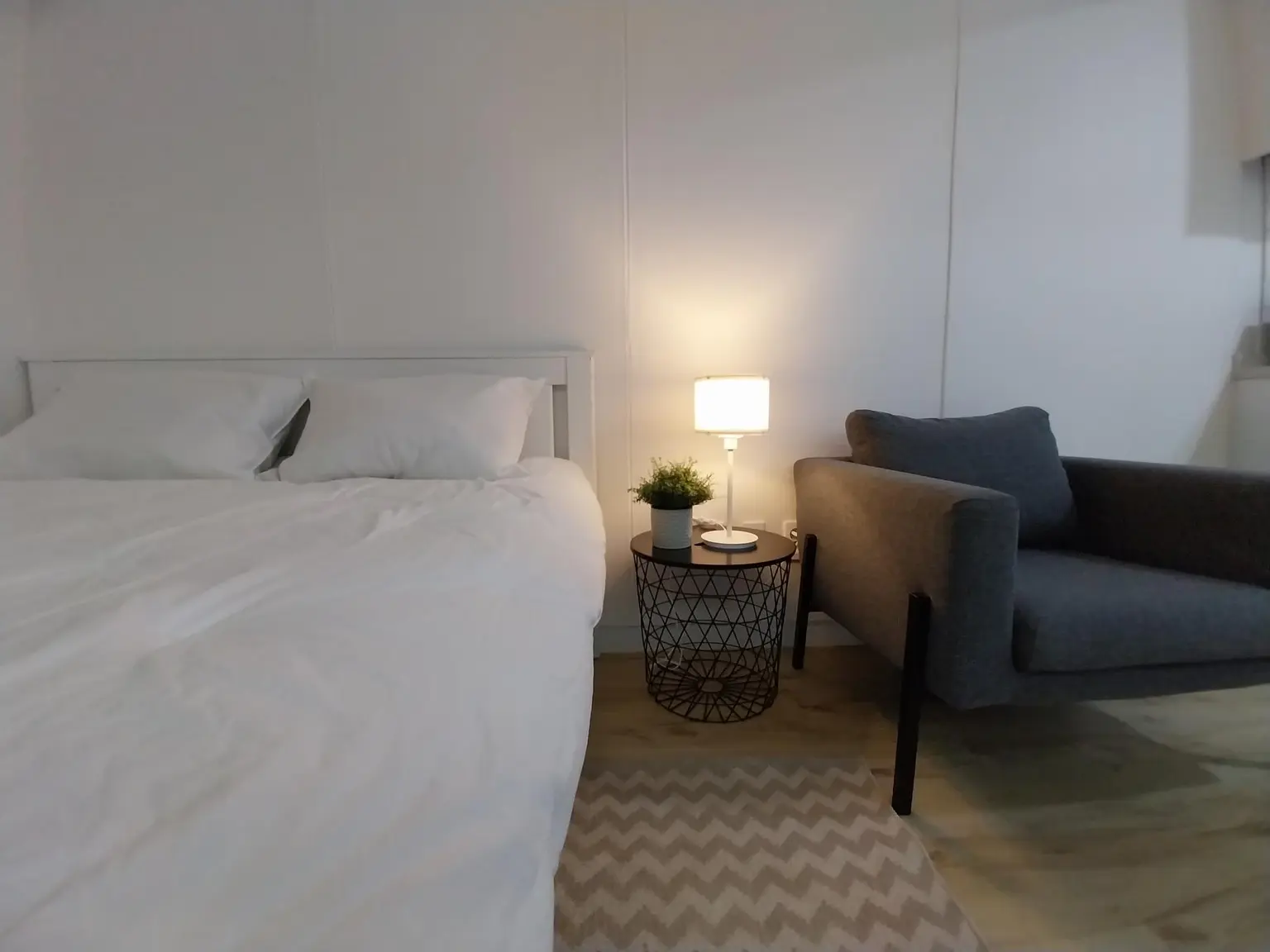 Seoul Seocho 3-minute walk from Gangnam Station Exit 5, clean officetel with large floor space - main image