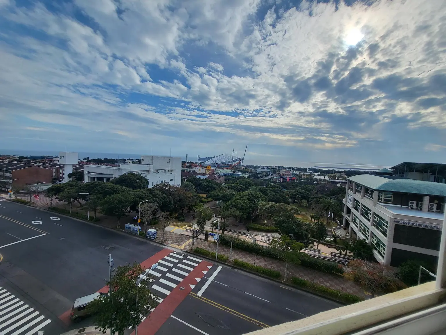Seogwipo Park. Sky. Ocean view, separate one-room library. Bus terminal within walking distance # Small dogs allowed - main image