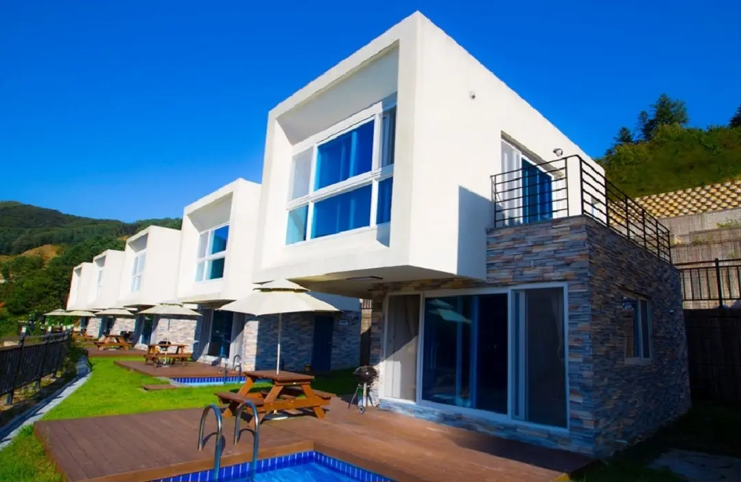 Gangwon Hongcheon 숲세권 펜션 원룸 & 최대 4인 105, a two-story detached house right in front of Vivaldi Park private swimming pool private barbecue deck 대표 사진
