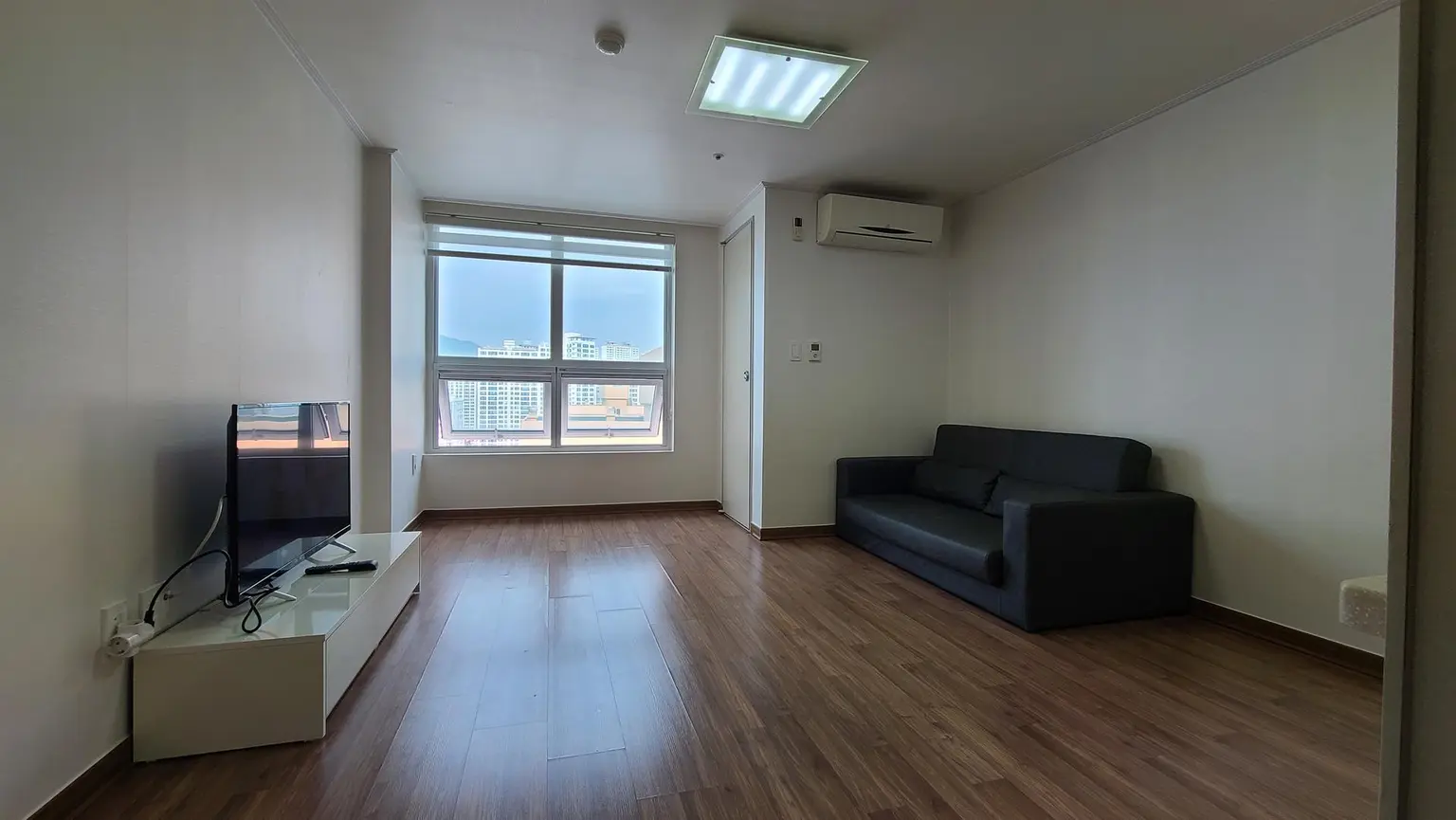 Busan Yeonje 16th floor of Yeonsan-dong officetel with convenient transportation and great view - image1