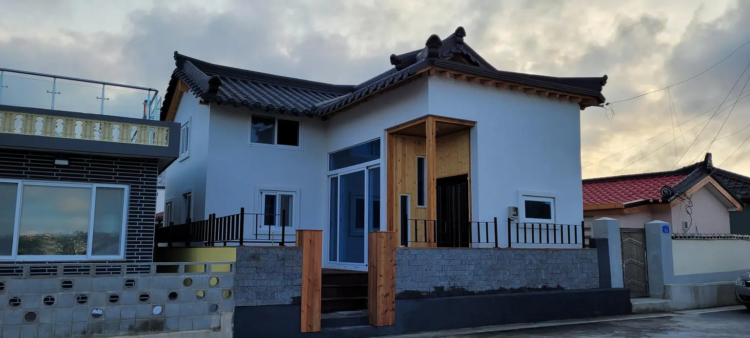Gangwon Donghae ocean view & seaside & with a yard House 2BR & sleeps 4 A duplex hanok with a view of the sea from the bed Pets allowed Cover Photo