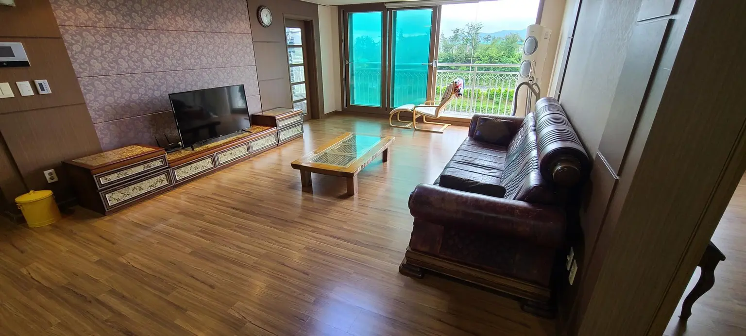 seaside & walkable Apartment 3BR & sleeps 5 A small trip in everyday life, a 34-pyeong apartment that presents a special day. Cover Photo