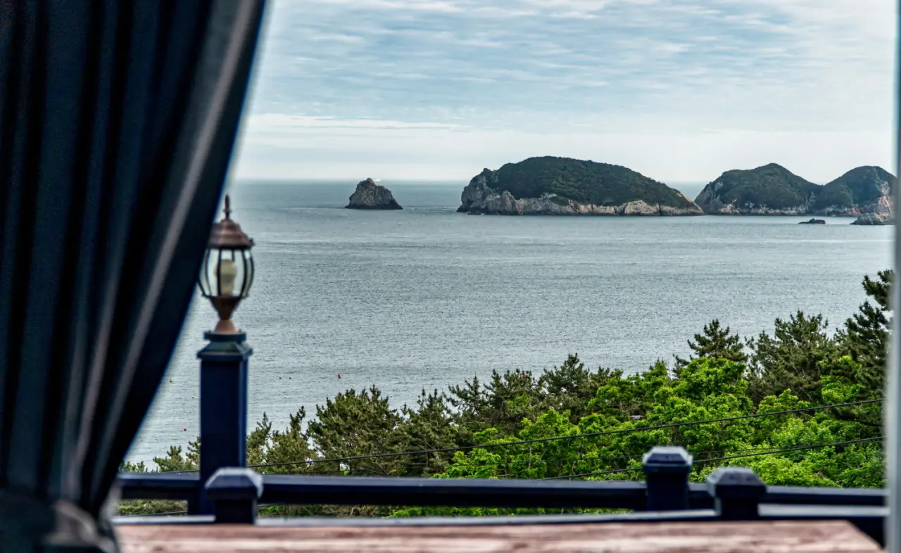 Gyeongnam Geoje Dog-friendly ocean view one-room duplex pension #Outdoor terrace A - main image