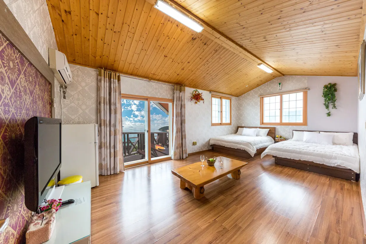 Geoje, Gyeongnam Ocean view 4-person room 205, right in front of Mongdol Beach - main image