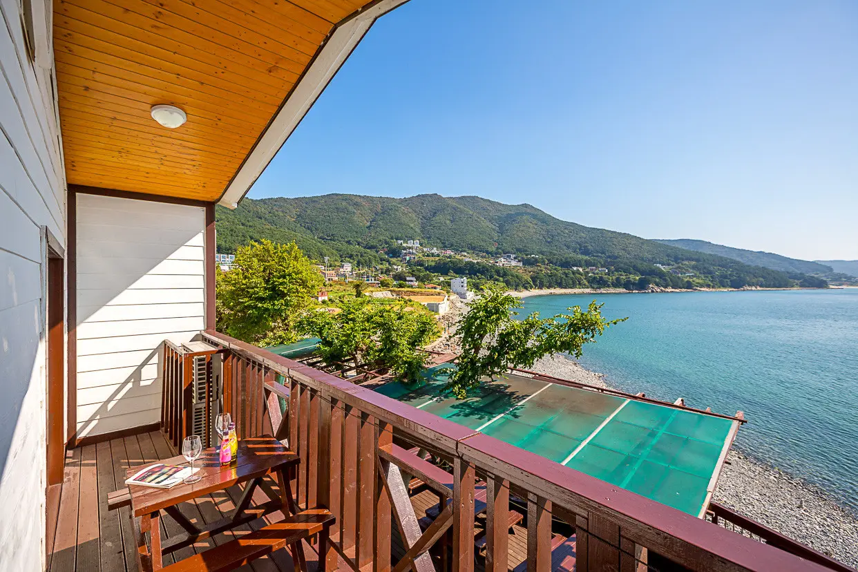 Geoje, Gyeongnam Ocean view 4-person room 205, right in front of Mongdol Beach - image3