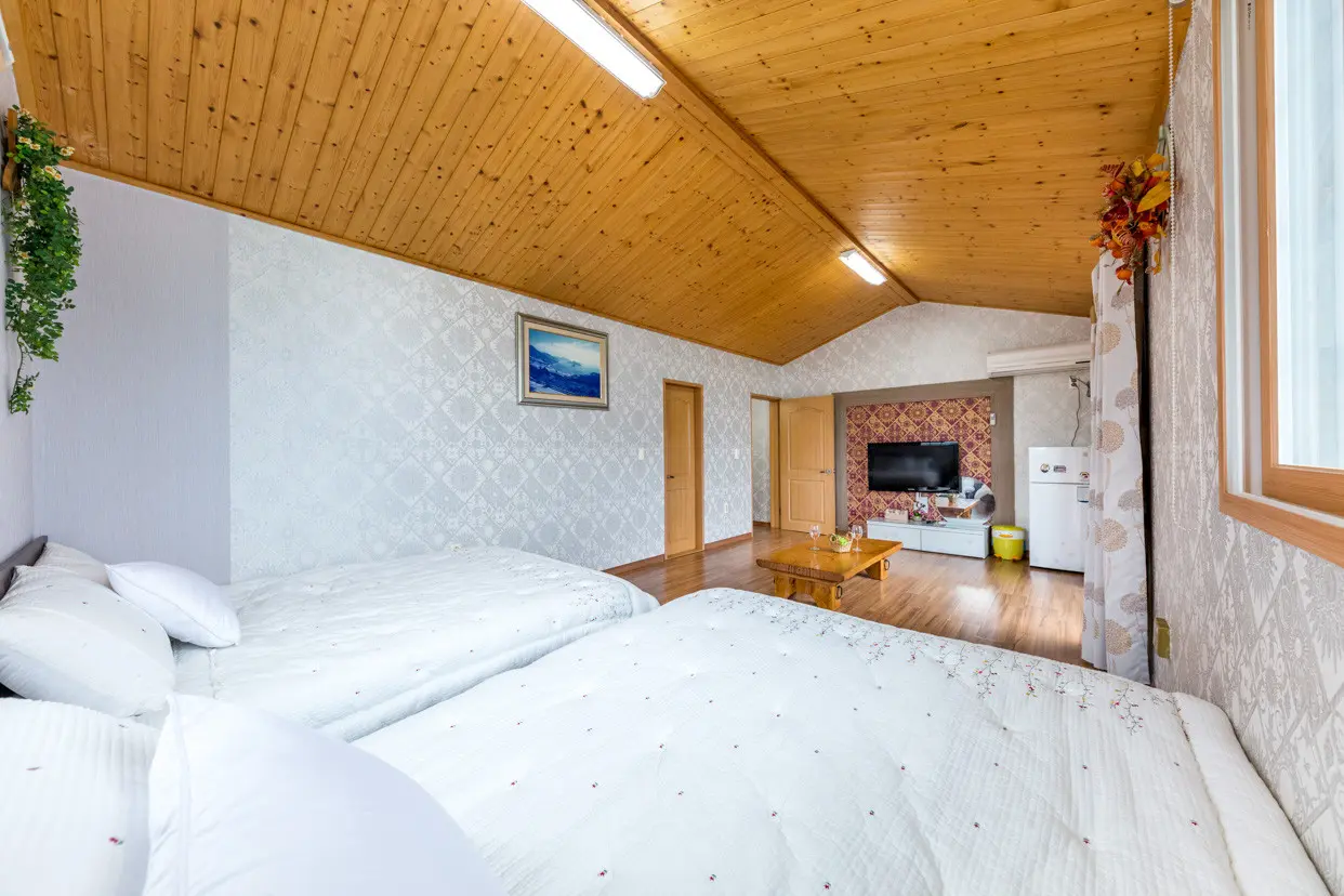 Geoje, Gyeongnam Ocean view 4-person room 205, right in front of Mongdol Beach - image1