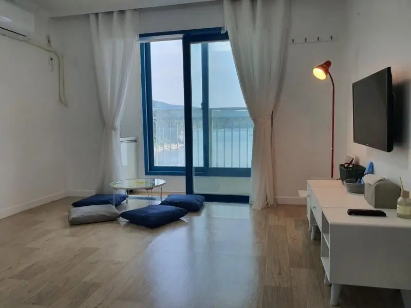 Gyeongnam Geoje Ocean view one-room pension 303 right in front of Waehyeon Beach - main image