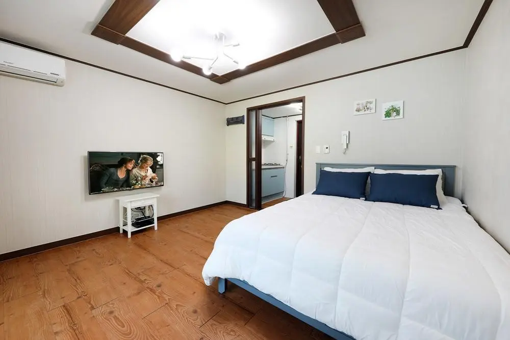Gyeongnam Geoje Bed room within 5 minutes walk from Hakdong Mongdol Beach #Raspberry - main image