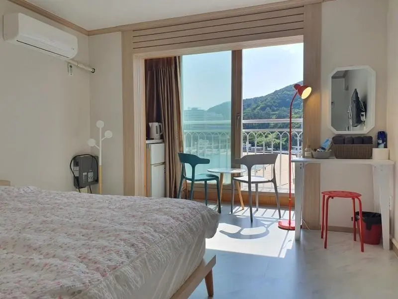 Gyeongnam Geoje Ocean view one-room pension 201 right in front of Waehyeon Beach - main image