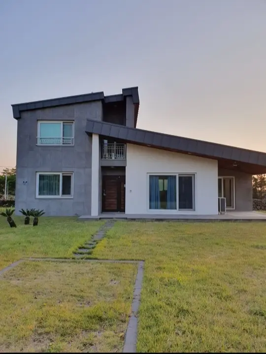 Jeju Seogwipo City Fully-furnished duplex structure lawn garden house + 3-minute walk to the beach - main image