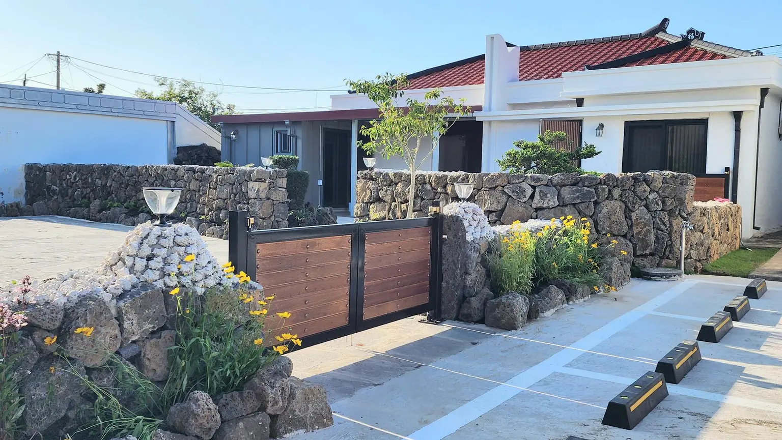 Jeju Seogwipo A detached house with a yard in a quiet village near Sanbangsan Mountain - main image