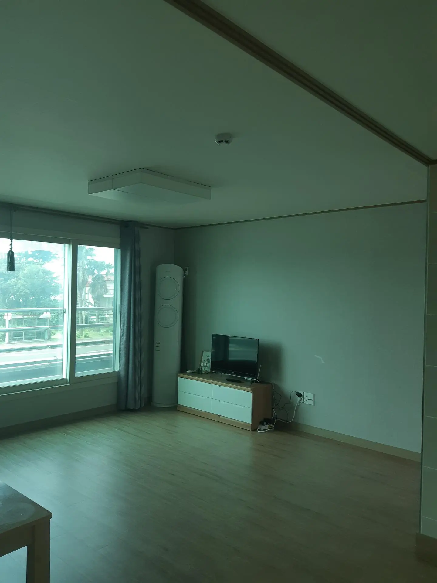 Seogwipo Pyoseon Golf, fishing, climbing and forest trails, easy access, 2nd floor house in front of bus stop - image1