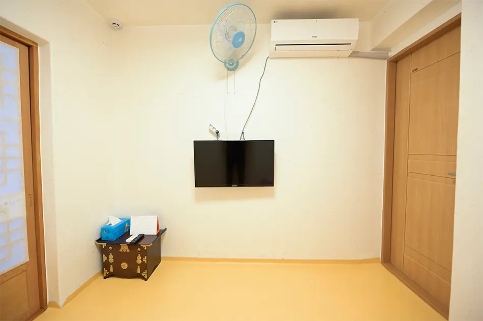 Gangwon Yangyang Hanok Pension 2-person room A with a view of Jujeon Valley near Osaek Carbonated Hot Springs - main image