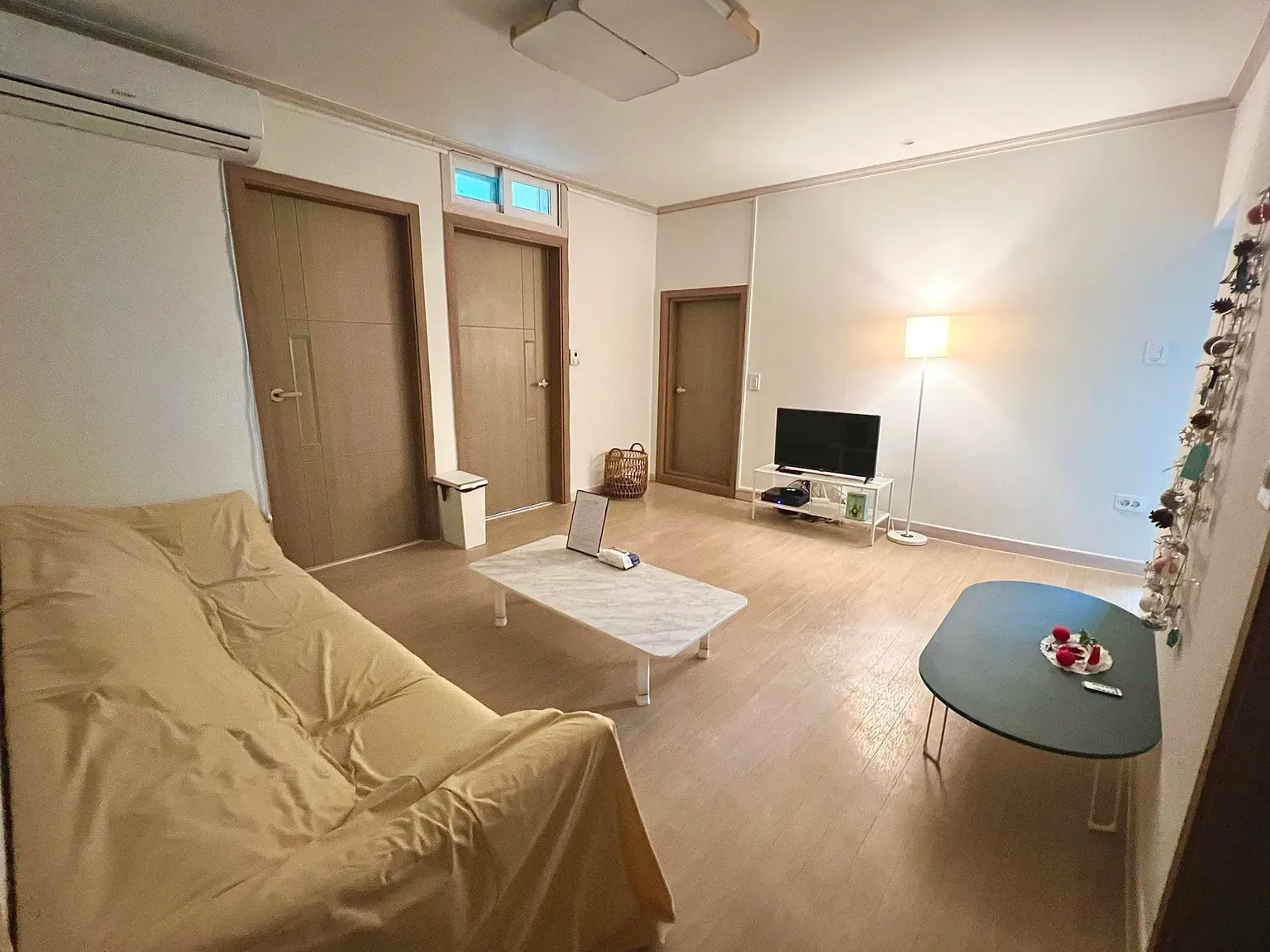  30-pyeong 3-room, 3 queen-sized beds in Yeosu City, close to tourist attractions, 1 minute from convenience store - main image