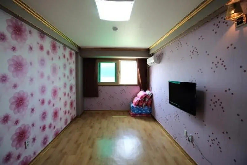 Yeosu, Jeollanam-do 3-person room B, new building, right in front of Yeosu Romantic Pocha Street #Small dogs allowed - image1