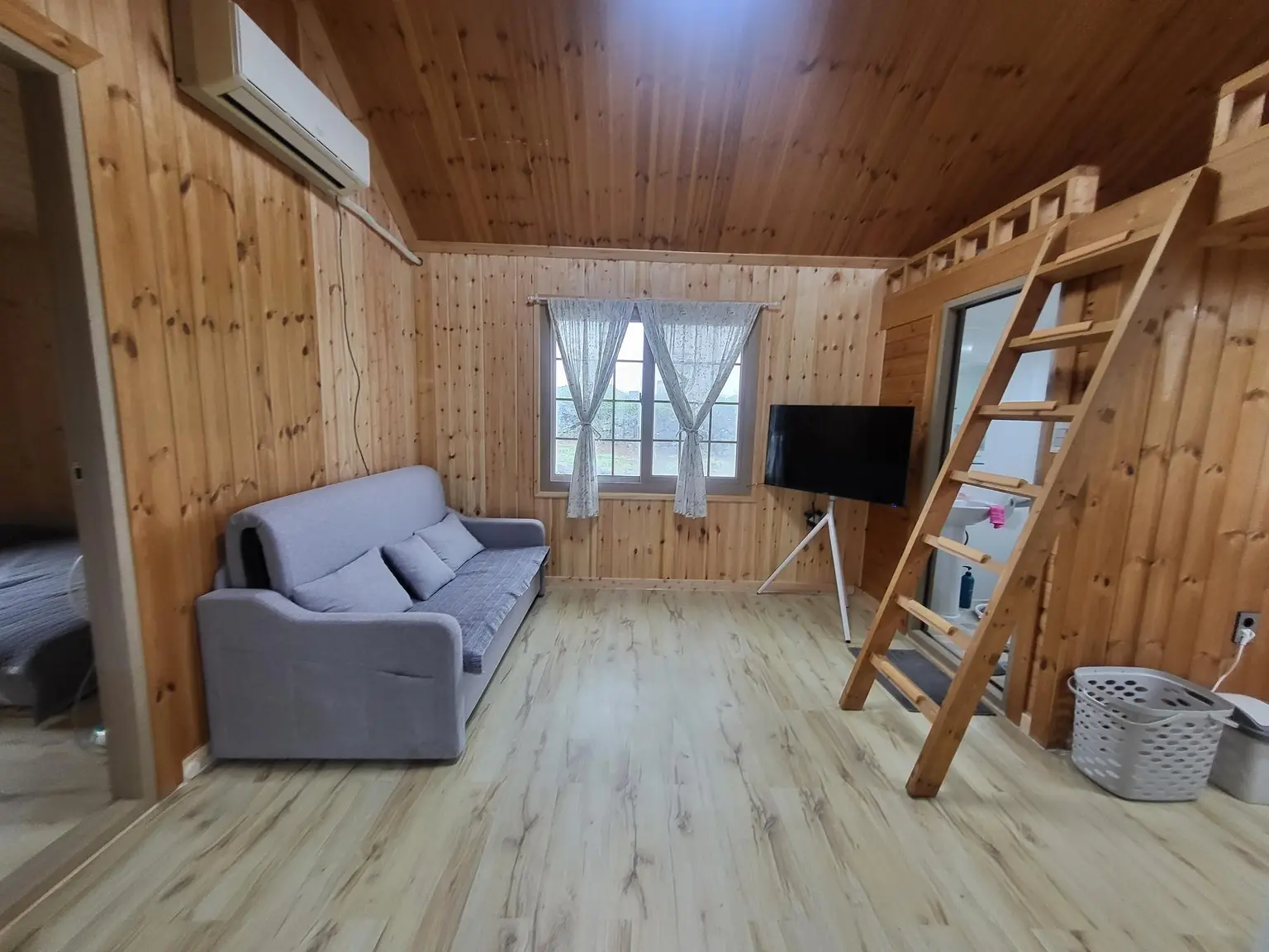 Jeju Gujwa Kimnyeong's small independent house, Kimnyeong House, embracing the emerald sea - image1