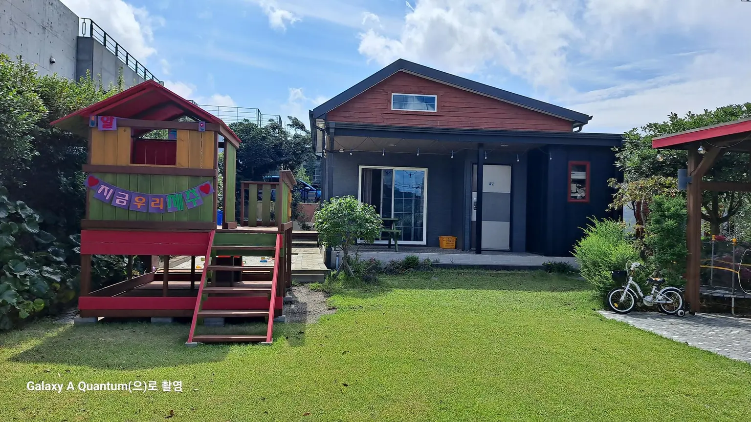  Kids Pension, Family Pension, Blue Grassland Horse Ranch right in front of Jeju Airport (16 pyeong single-family duplex) - main image