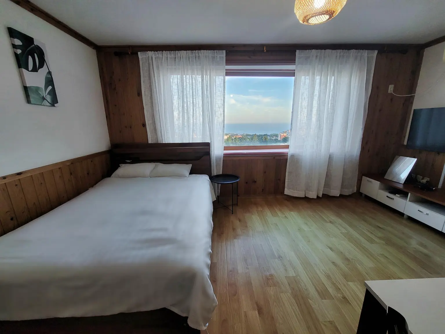 西归浦 所有房间均可欣赏凡岛海景，屋顶住宿体验极佳，2楼202号房间 - main image