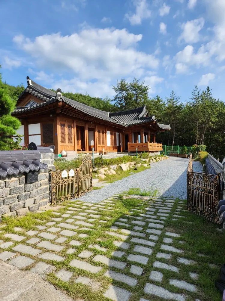 Jeonnam Sinan Ocean view Hanok guesthouse where you can see the sunset over the sea and the night view of Cheonsadaegyo Bridge - main image