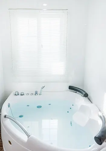 Taean, Chungnam White Tone Pension right in front of Cheongpodae Beach #Spa #Erinzium - main image