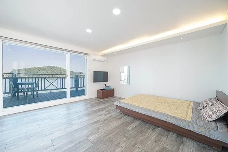 Gyeongnam Sacheon Pension 102 with a view of the tidal flat and the sea in front of the Bito Island Bridge - main image