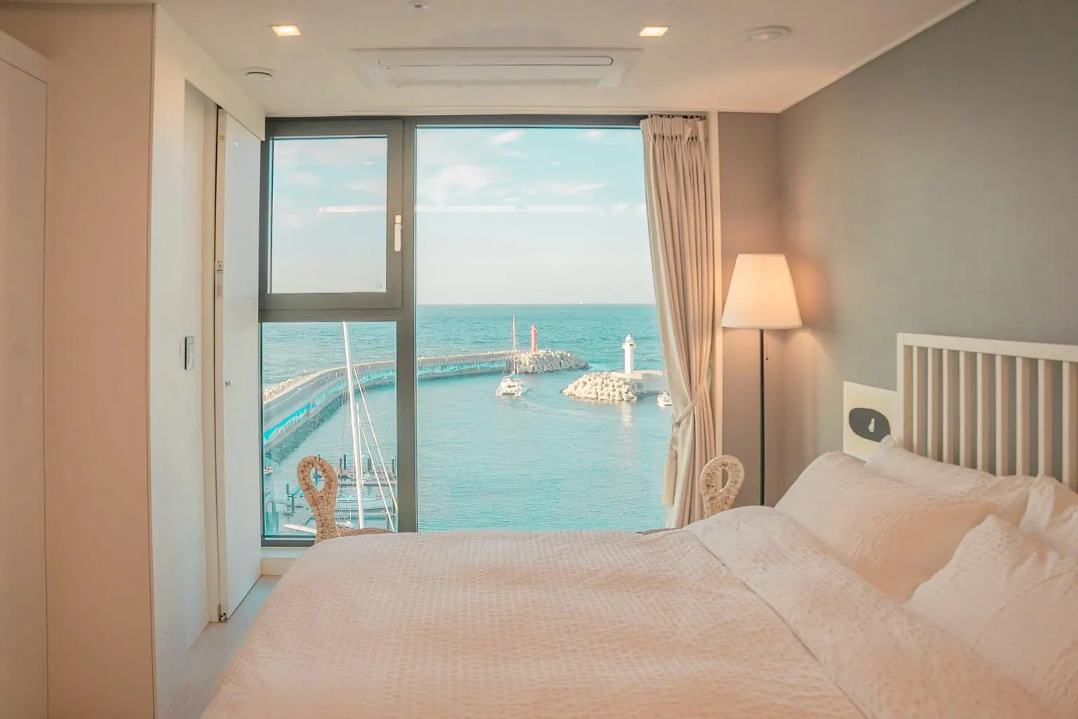 Jeju Quiet and cozy ocean view high-rise one-room #Iho Tewoo 5 minutes #Workation - main image