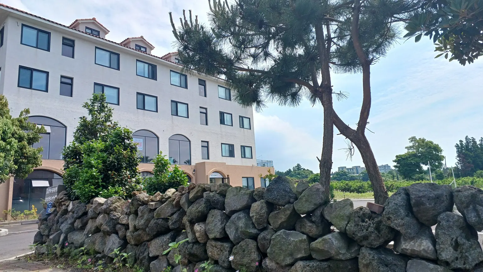 Seogwipo Sangye-dong Tangerine Field Resort Condo 403 with all utilities included - main image