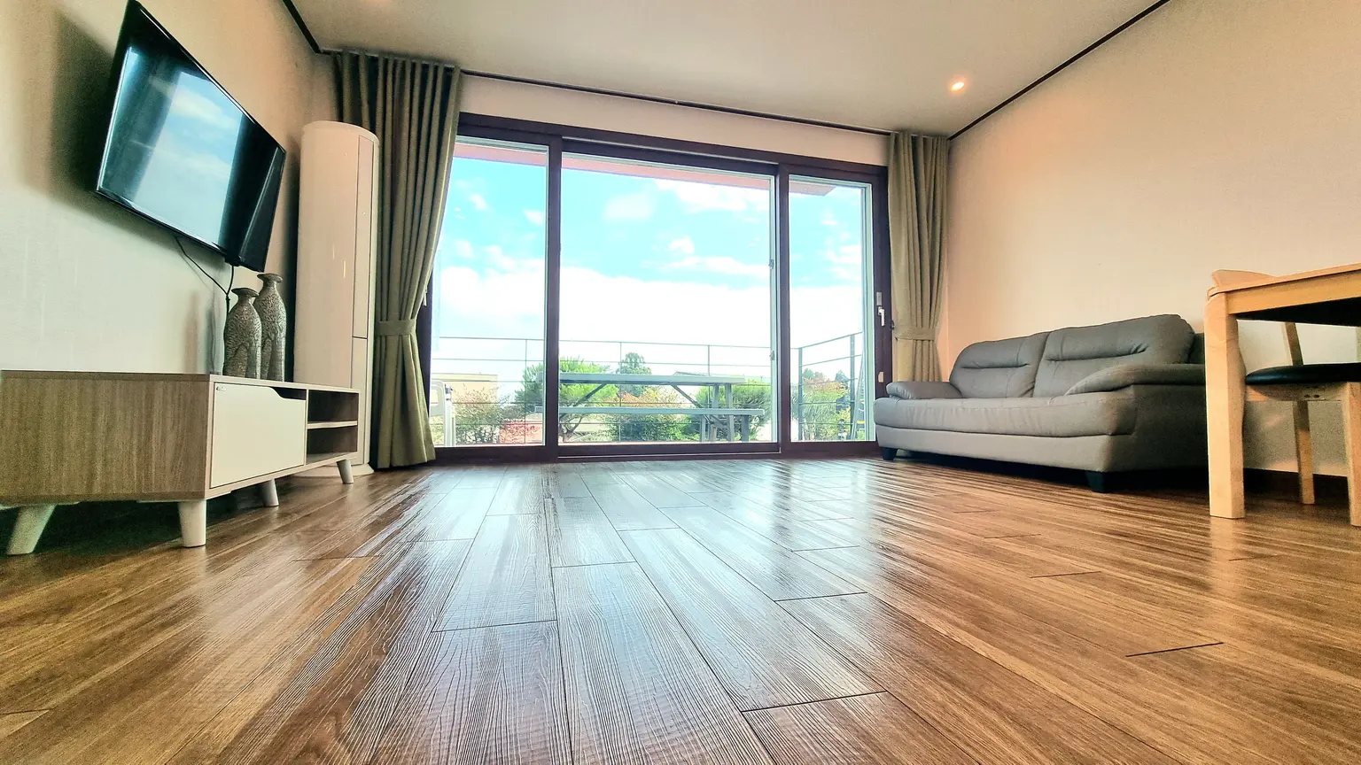 Seogwipo 102 [22 pyeong, separate bedroom (queen bed), living room, kitchen, large terrace, ocean view] - main image