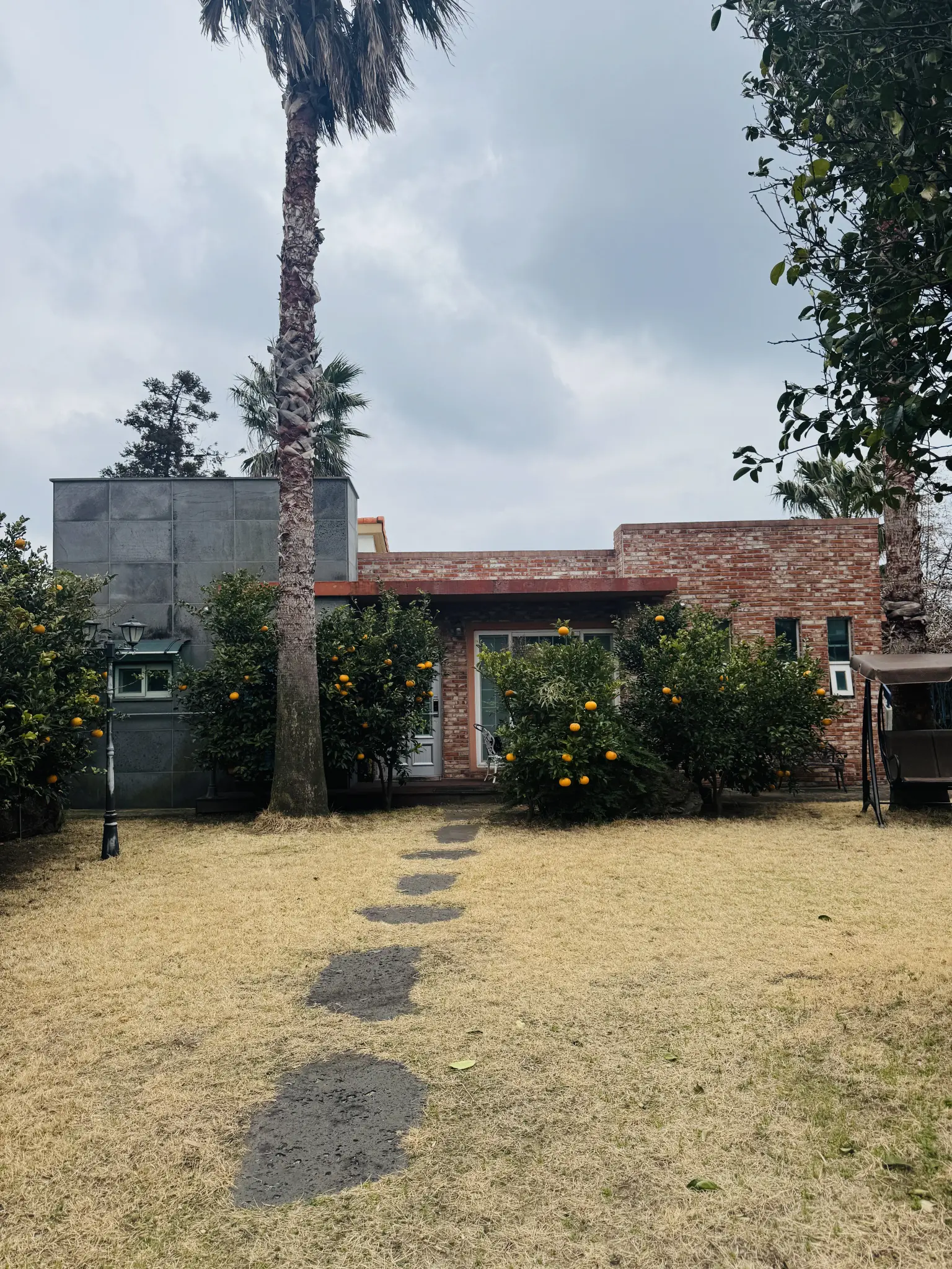 Seogwipo Namwon 5-minute walk from Wimi Port, two-room detached house with a large garden - main image