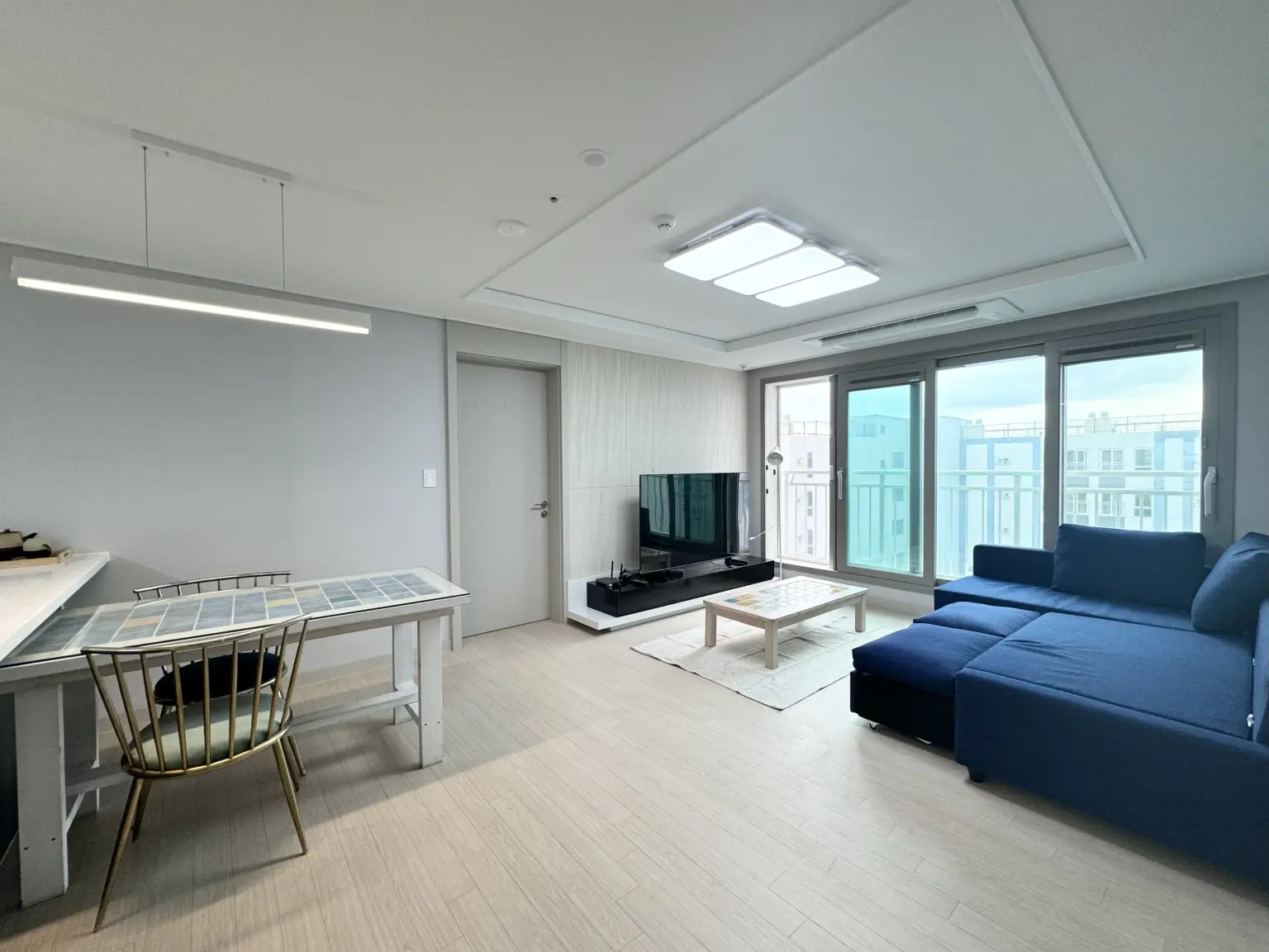 Busan Gangseo  Apartment 3BR & sleeps 3 The only comfortable high-rise apartment near Gimhae Airport, located on the 15th floor. Cover Photo