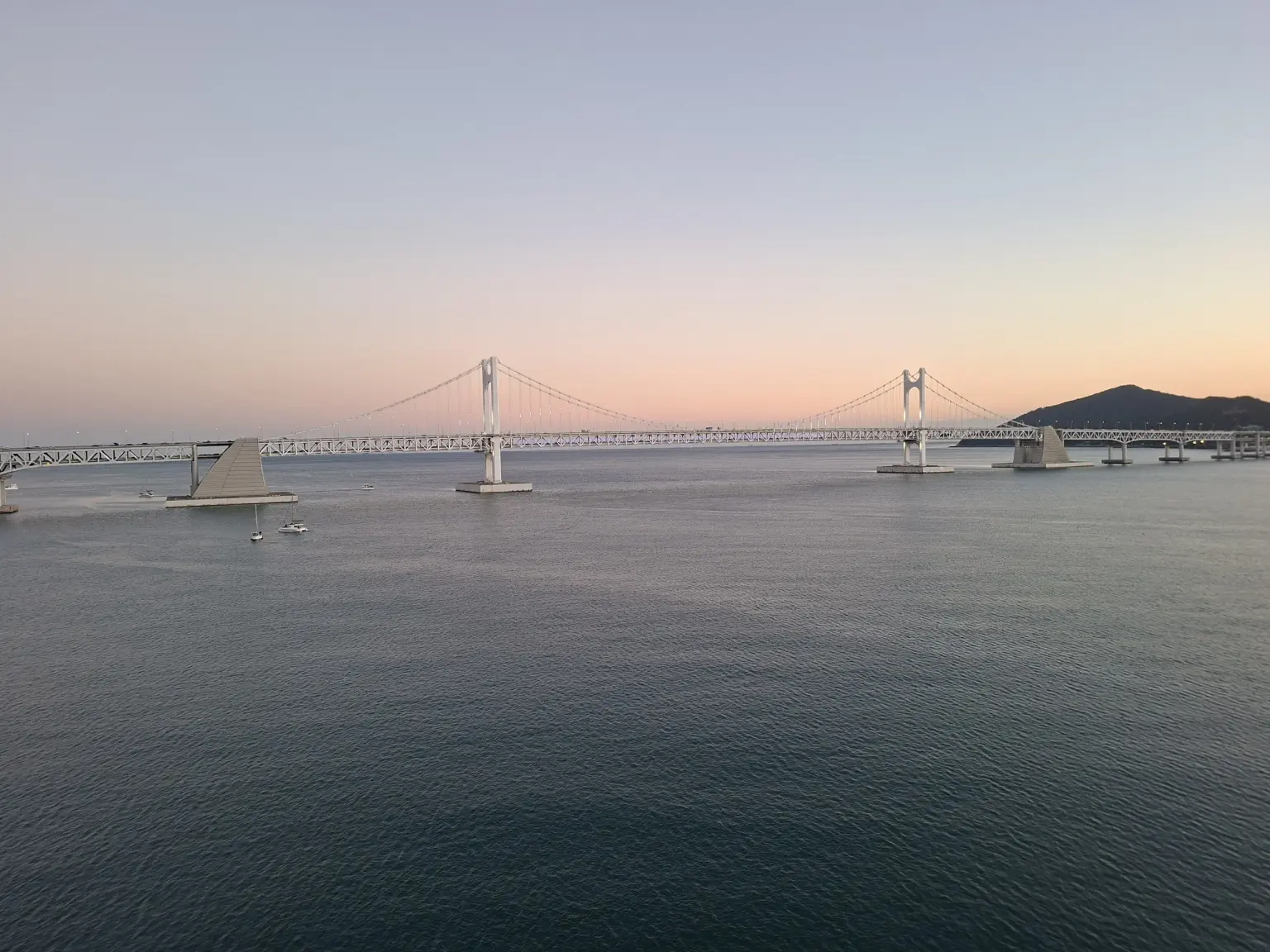 海景·近海·步行可达 服务式公寓 1室·最多2人 【釜山水营】从民乐洞广安里海滩眺望海景 主图