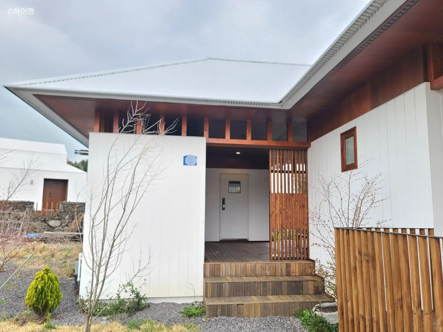 Jeju Gujwa walkable & countryside stay & stone wall Entire House 1BR & sleeps 2 15 minutes by car from Pyeongdae Beach, two-story independent accommodation Cover Photo