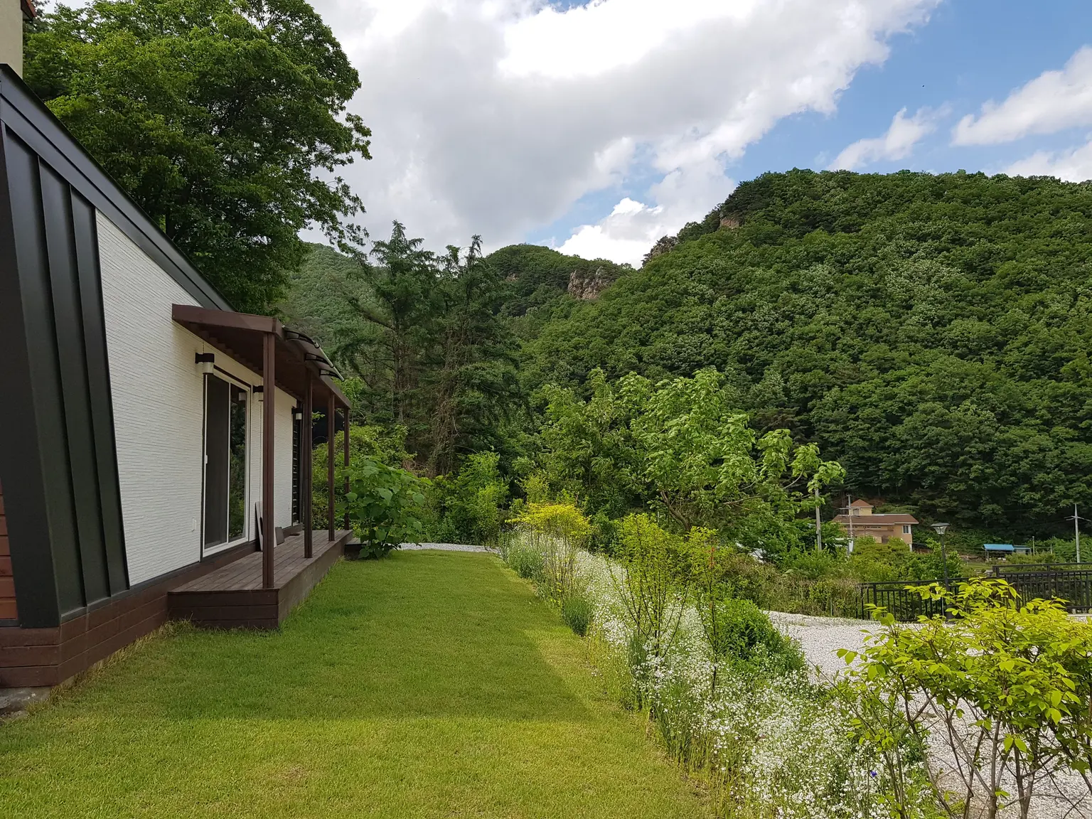 京畿道南阳州市 山上一栋独立的小房子，可以俯瞰北汉江、群山和村庄的全景。 - main image