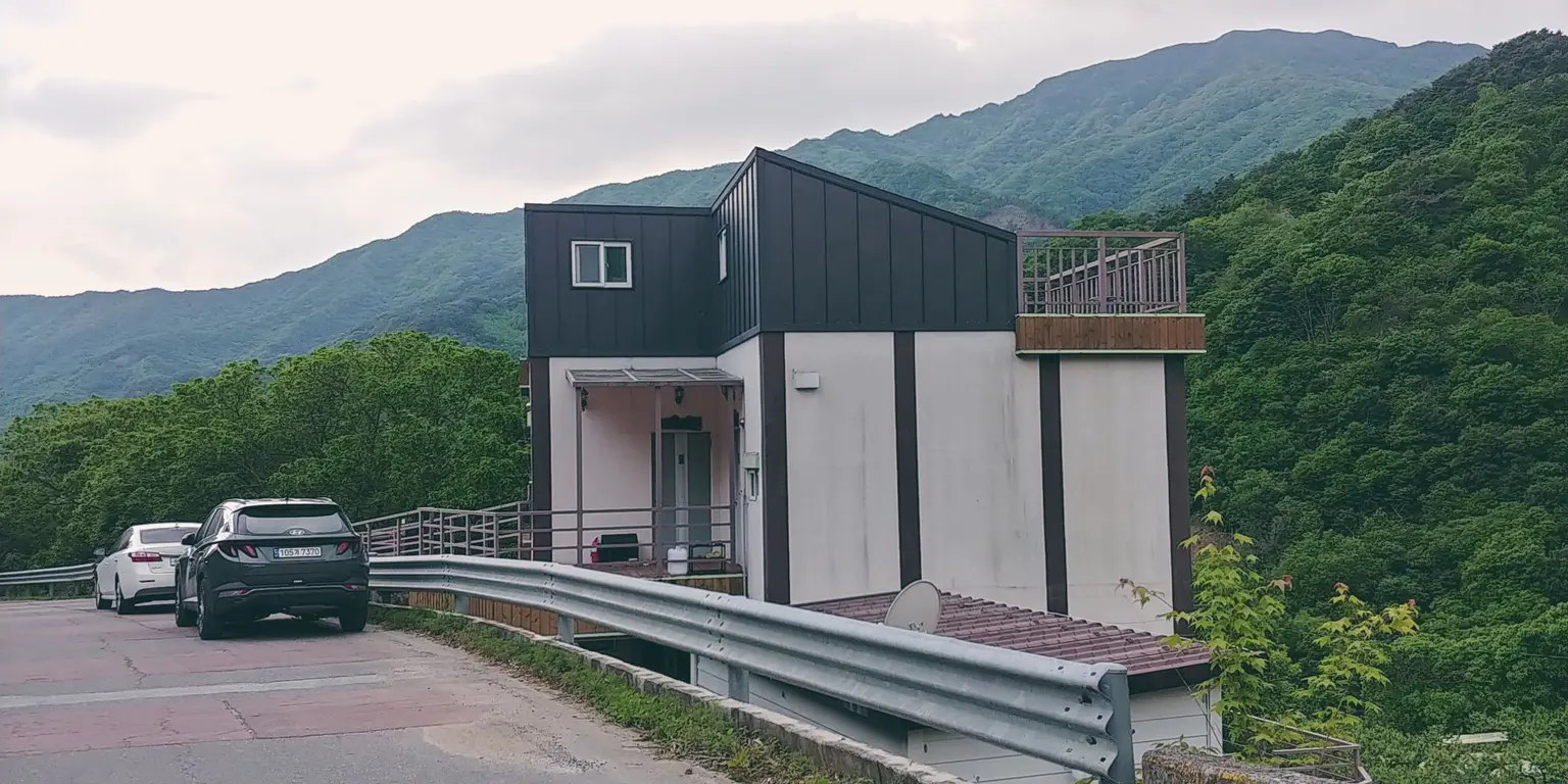 전남 구례 지리산 피아골 펜션 원룸형 복층, 인동초방 - image1