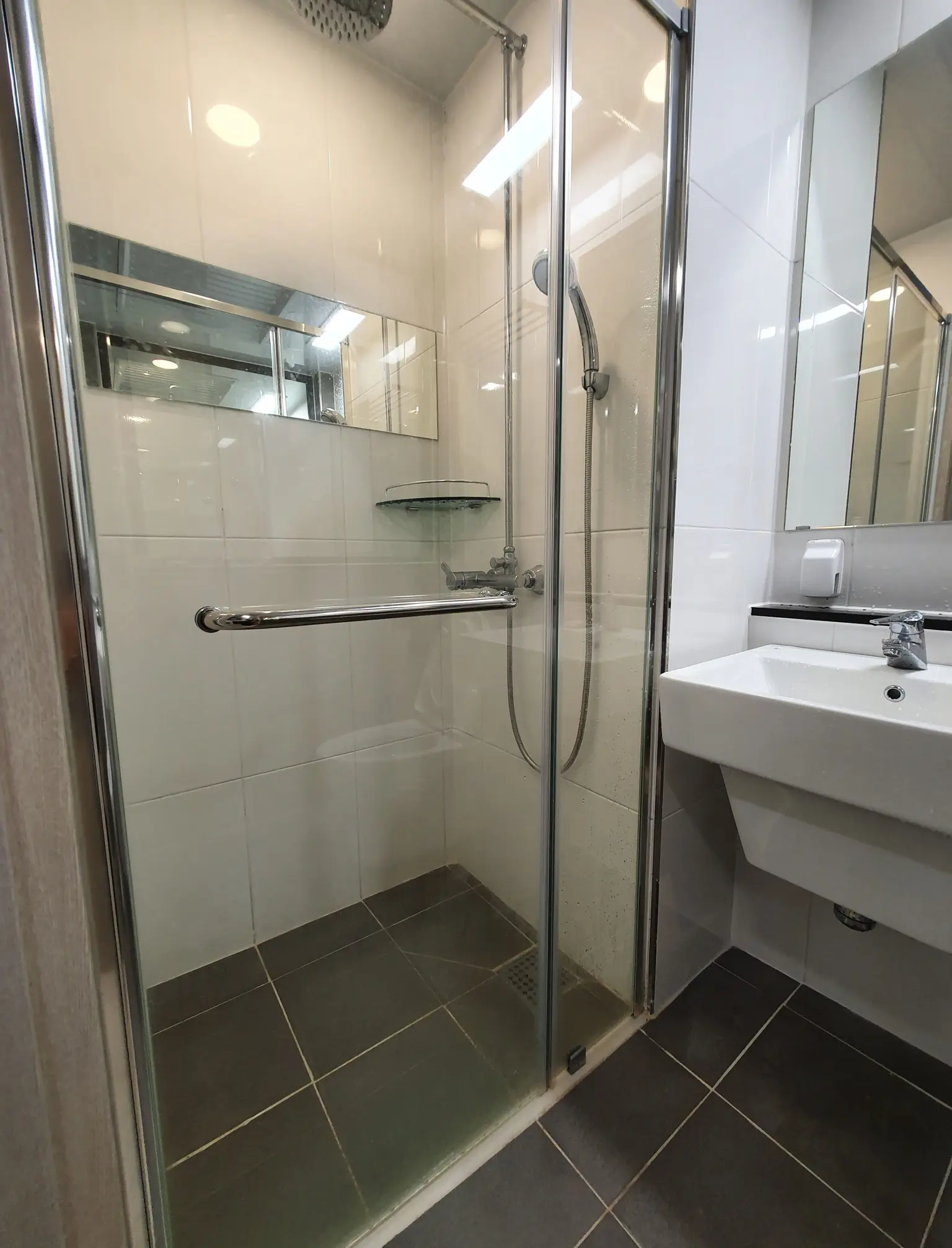 Bathroom-{{toilet_count}} photo 3 - Accommodation with terrace (1BR & sleeps 1)
