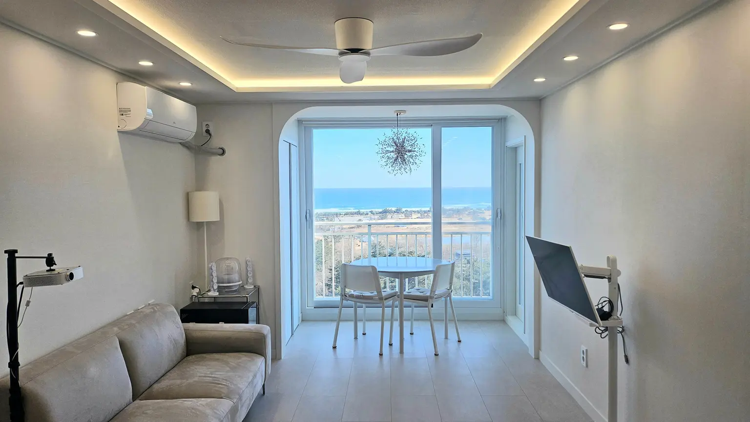 Gangwon Yangyang ocean view & seaside & workation Apartment 2BR & sleeps 4 20 pyeongSurf BeachHigh-rise ocean view pool interior apartment Cover Photo
