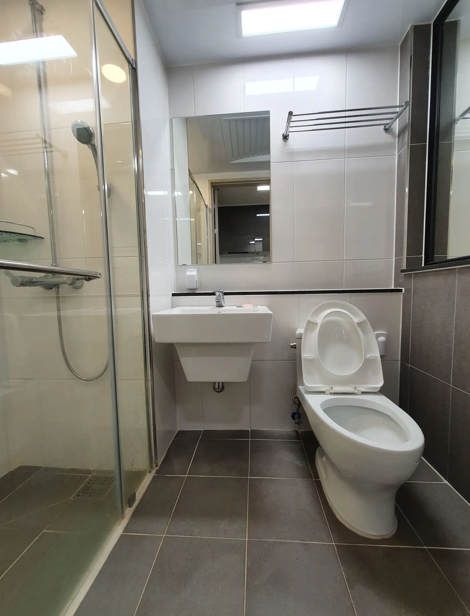 Bathroom-{{toilet_count}} photo 1 - Accommodation with terrace (1BR & sleeps 1)