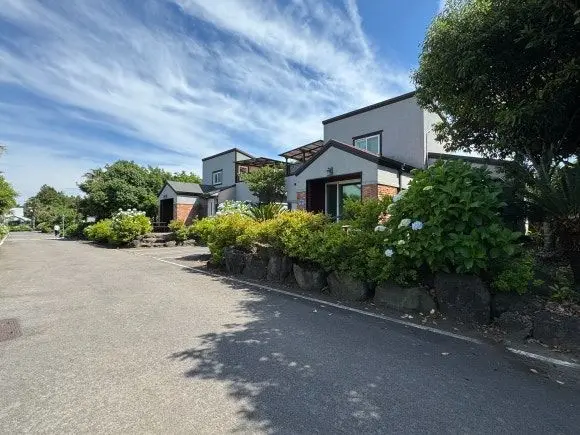 済州口座 海近・森林近く・庭付き 家全体 2ベッドルーム・最大6名 自然の中のビザリムの隣の2人部屋の二階建ての独占＃愛犬同伴可能 代表写真